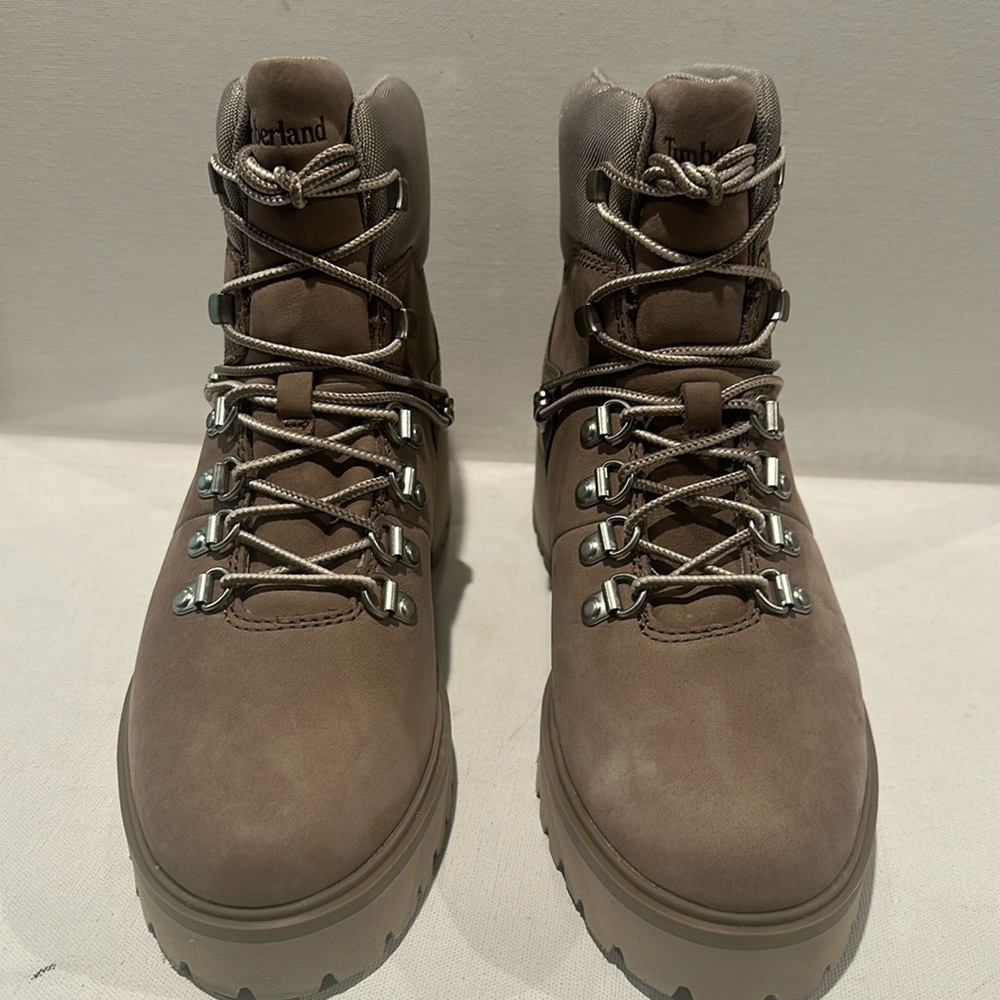NWT Timberland Taupe Ladies Hiker Boots in Nubuck Leather w/ Laceup Front.